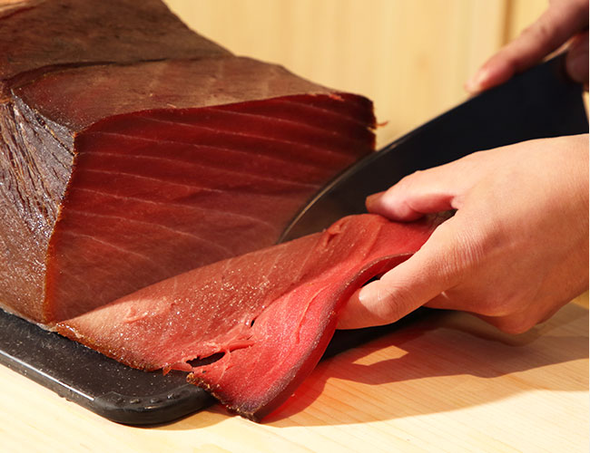 魚を切る